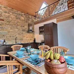 https://maison-bleue-plougrescant.inbrittany.com